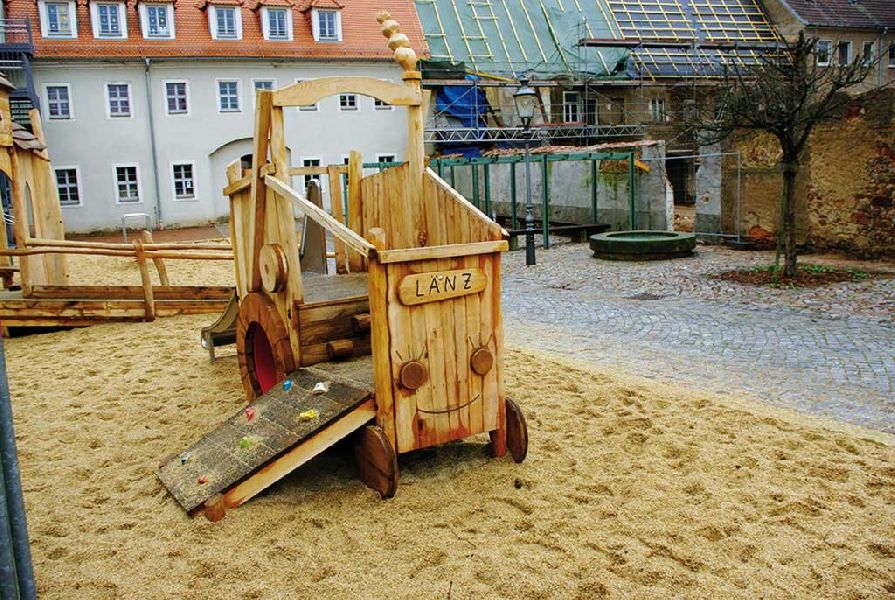Spielanlage Traktor, Robinie
